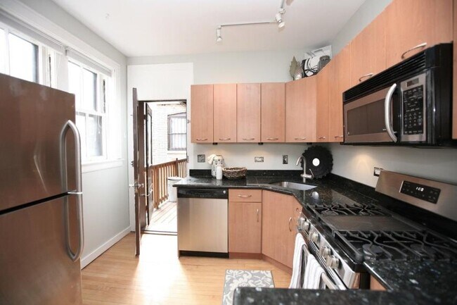 Building Photo - 2 bedroom in Chicago IL 60657