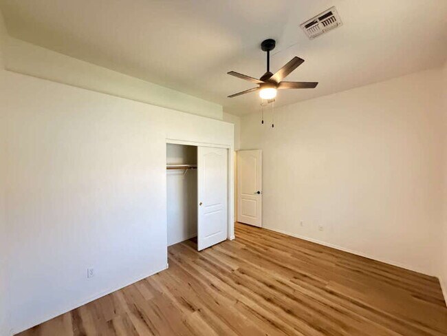 Building Photo - 885 W Aloe Pl