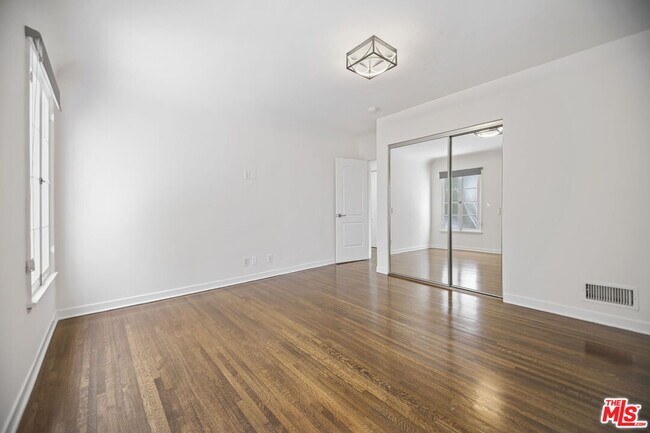 Building Photo - 1146 S Stanley Ave