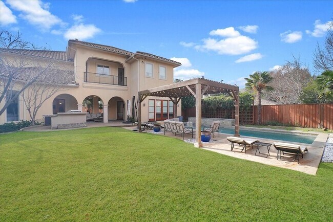 Building Photo - 6807 Lupton Dr