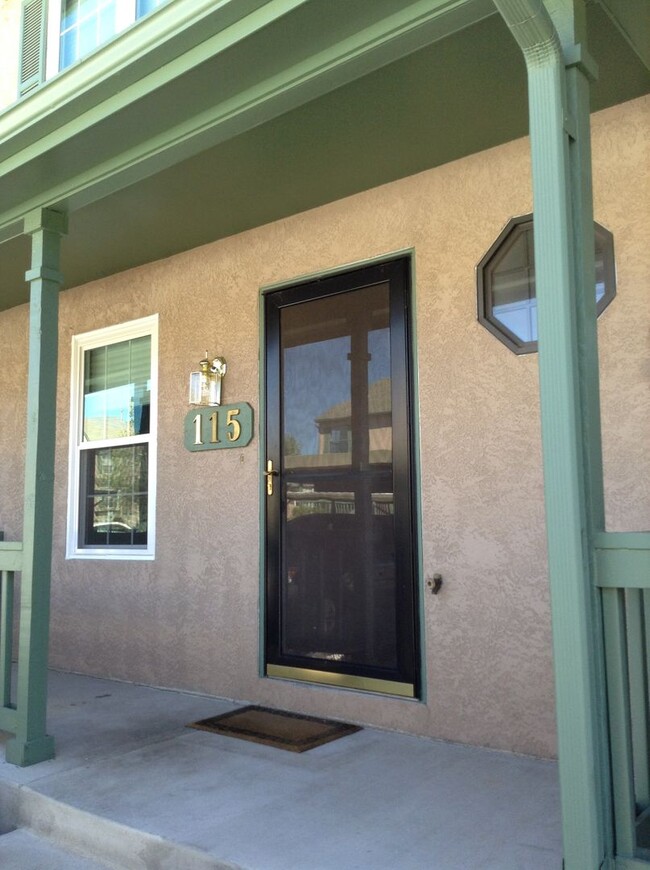 Building Photo - Updated D20 Townhome in Rockrimmon