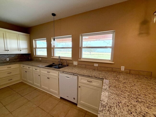 Building Photo - Peaceful country living on 10 acres!