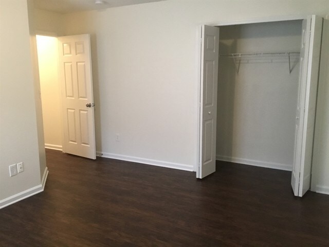 Building Photo - 157 N Lake Cunningham Ave