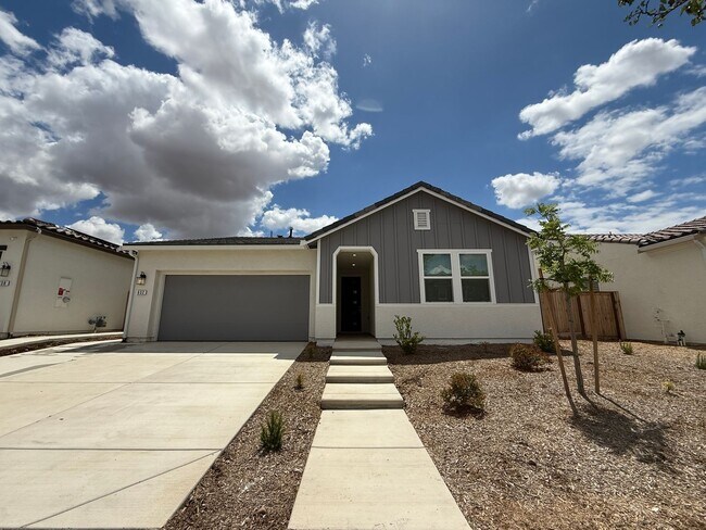Building Photo - 3 bedroom, 2 bathroom home located in the vibrant community of Madera, CA