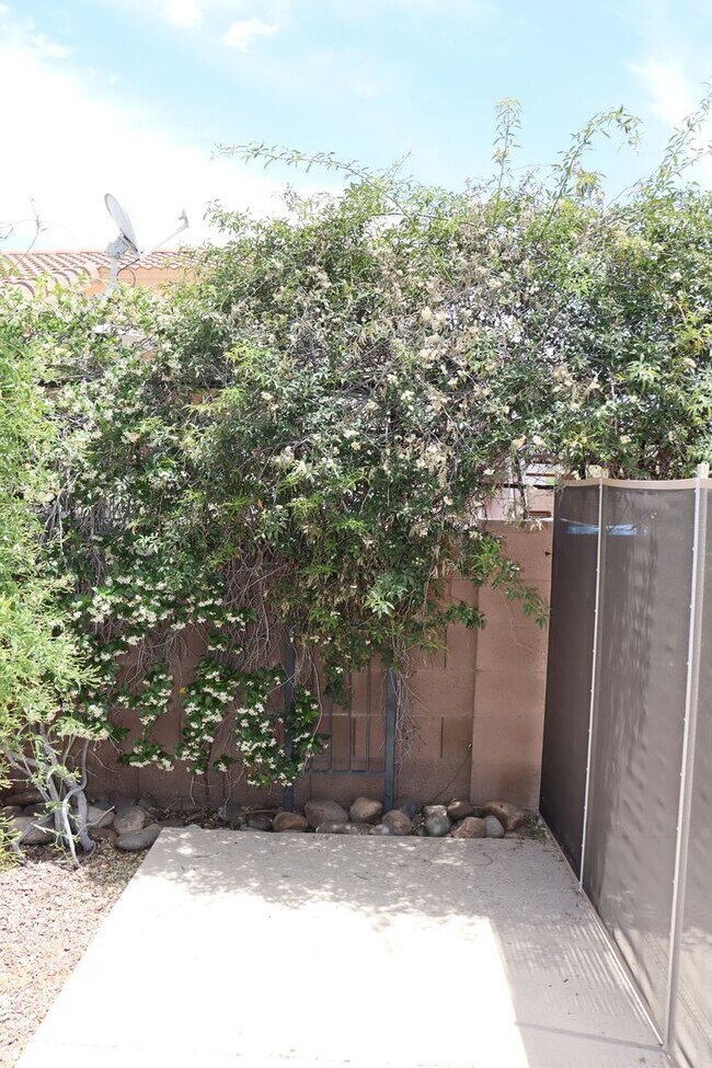 Building Photo - 4943 W Rosebay Dr