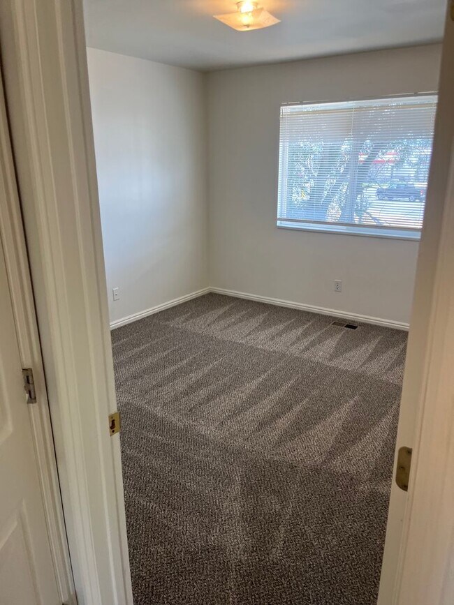 Building Photo - Baggs Pleasant Grove Duplex