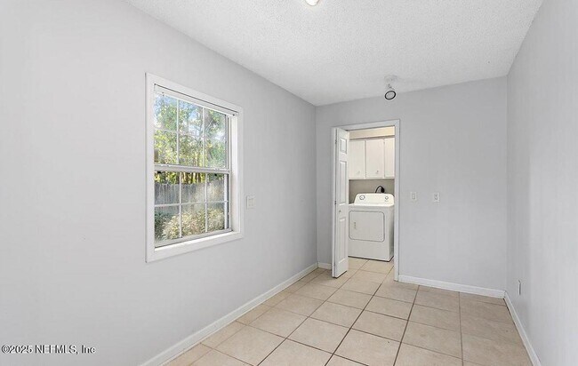 Building Photo - 3386 Chrysler Dr