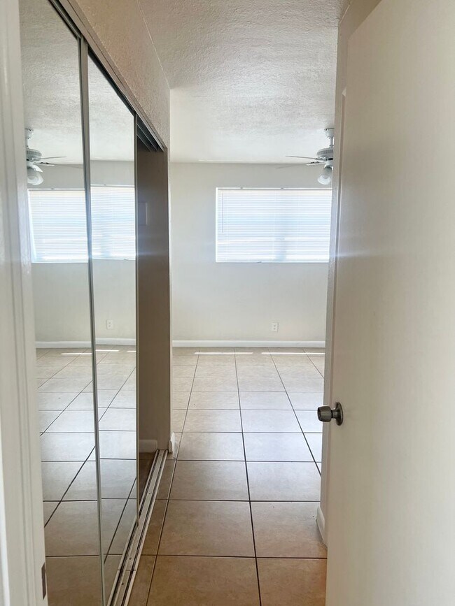 Building Photo - LARGE NEWLY RENOVATED APARTMENTS Application fee is waived during move in