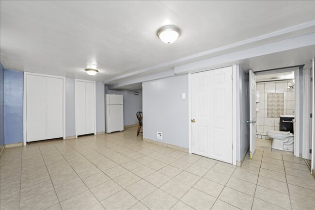 Building Photo - 7820 S Sawyer Ave