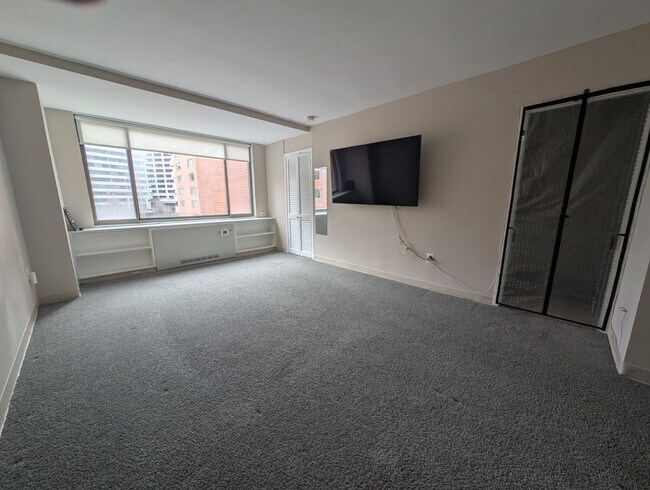 Building Photo - Rosslyn Studio | All Utilities Included | 1.5 Blocks to Metro
