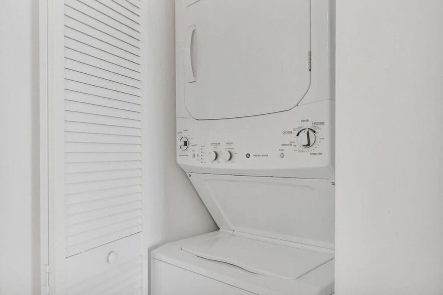 Building Photo - 2602 E Hallandale Beach Blvd