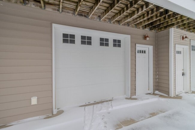 Building Photo - Modern Living Meets Cozy Charm