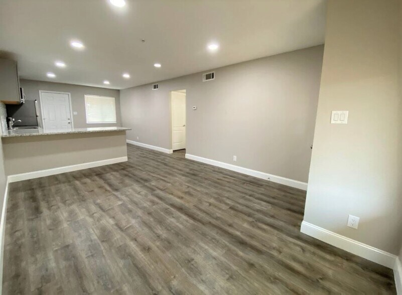 Building Photo - 809 E Bellevue Rd