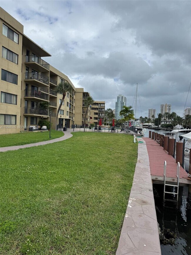 Building Photo - 301 Golden Isles Dr