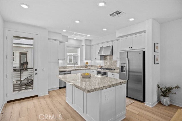 Building Photo - 323 Adela