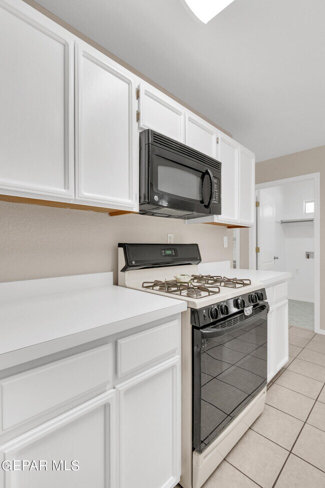Building Photo - 12163 Tower View Dr