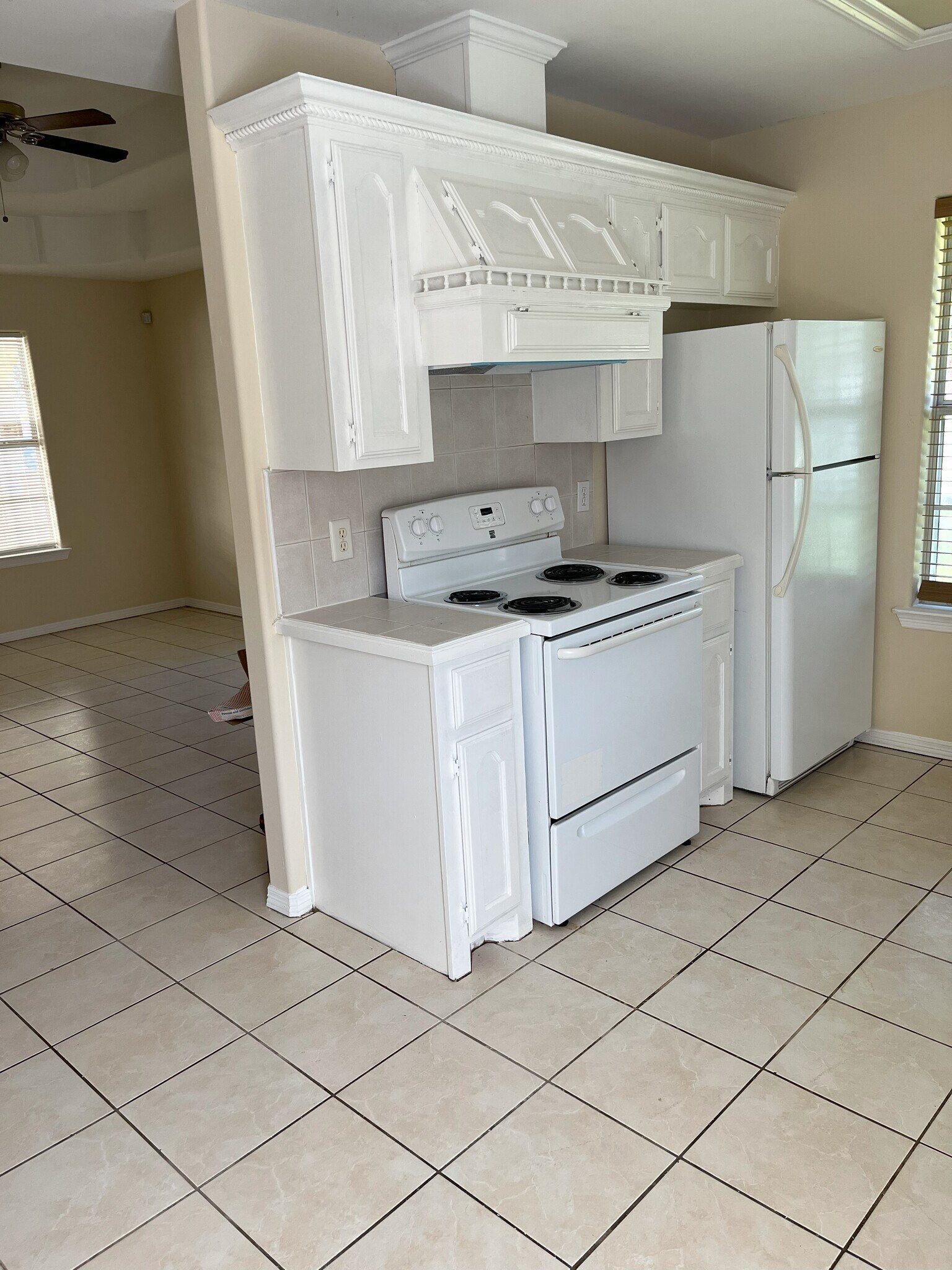 Building Photo - 825 W Bronze Dr