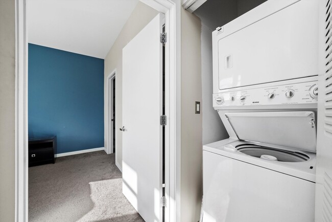 Building Photo - 1001 W 15th St