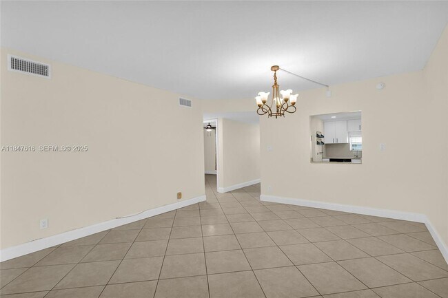 Building Photo - 681 S Hollybrook Dr