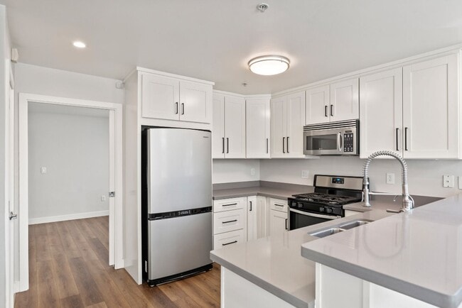 Building Photo - Well maintained two-story condo - Bright End Unit - Lease Terms Options Outlined in Description