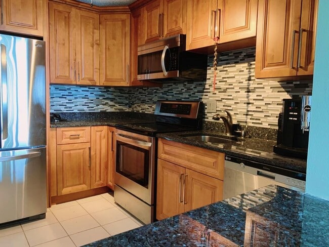 Building Photo - 111 W Maple St