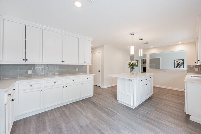 Building Photo - 6215 Portal Dr