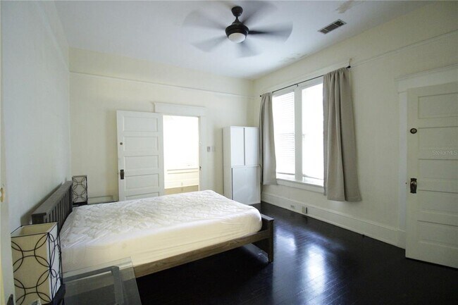 Building Photo - 834 E University Ave