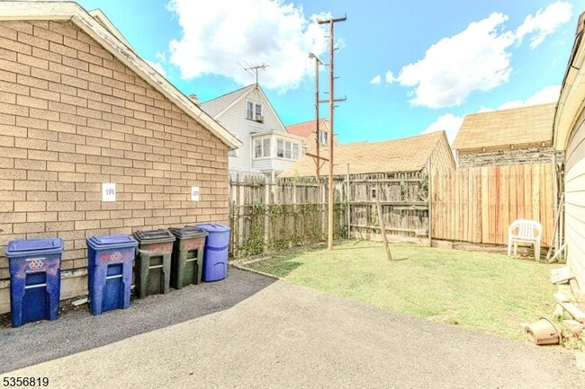 Building Photo - 1329 Alina St