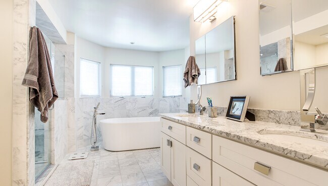 Building Photo - 309 Montrose St