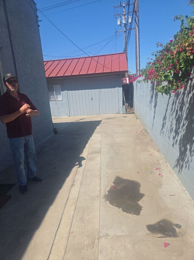 Building Photo - Must see this Large  one bedrom one bath  ADU home with availalbe off street parking.