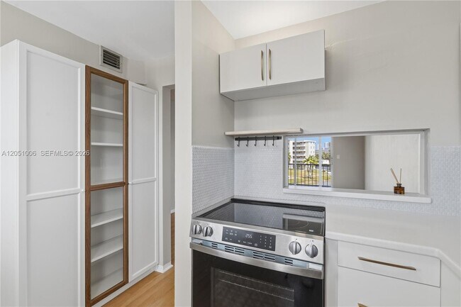 Building Photo - 2851 Leonard Dr