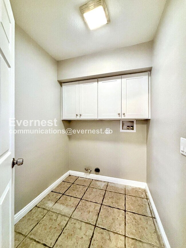 Building Photo - 4-Bedroom Home with Garage / Vouchers Acce...
