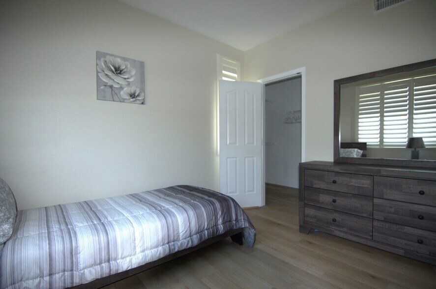 SECOND BEDROOM WITH WALKING CLOSET - 16013 S Desert Foothills Pky