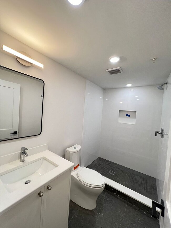 Building Photo - No Fee Luxury Apt w 2 full baths & XL room...