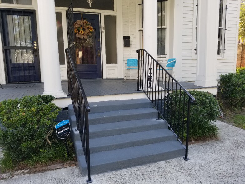 Building Photo - 106 S Bayou St