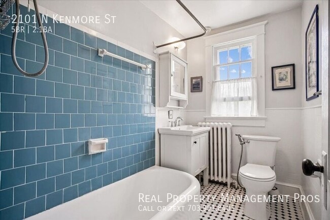 Building Photo - 2101 N Kenmore St