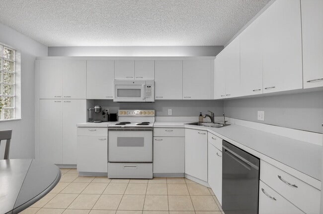 Building Photo - 5155 Europa Dr