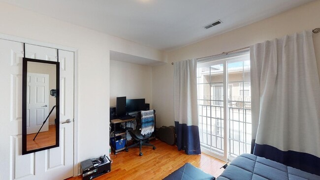 Building Photo - Three Bed Graduate Hospital Apartment