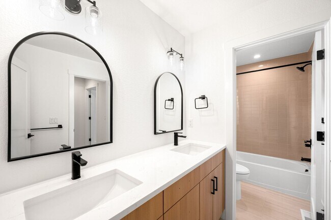 Building Photo - Brand New 3BD, 4BA Half-Duplex in Villa Park with Back Yard