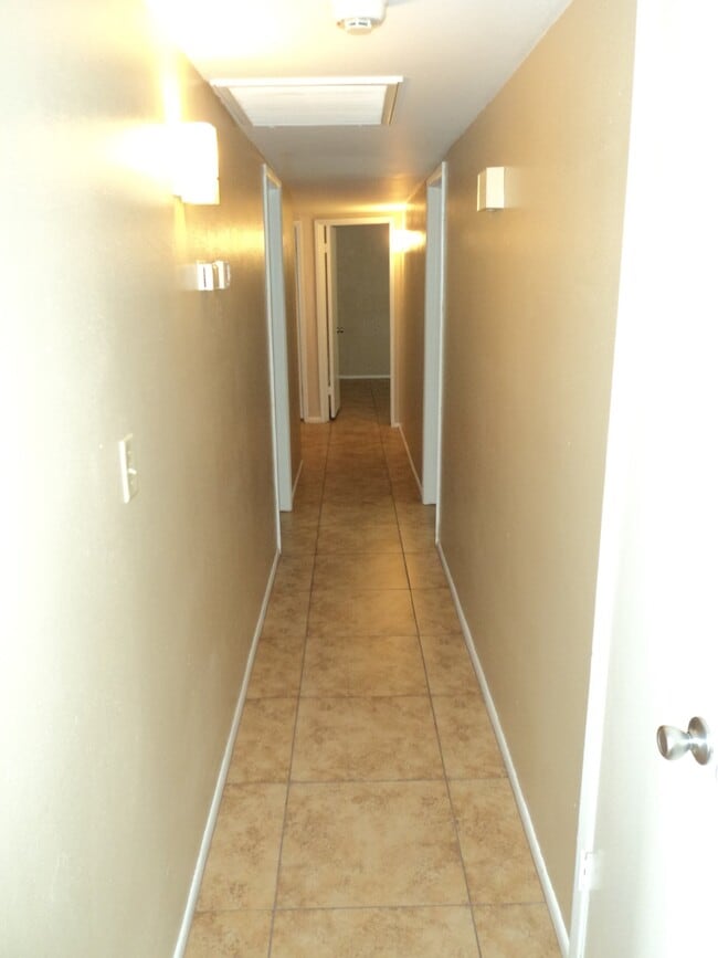 Building Photo - Freshly painted and ready for new occupant...