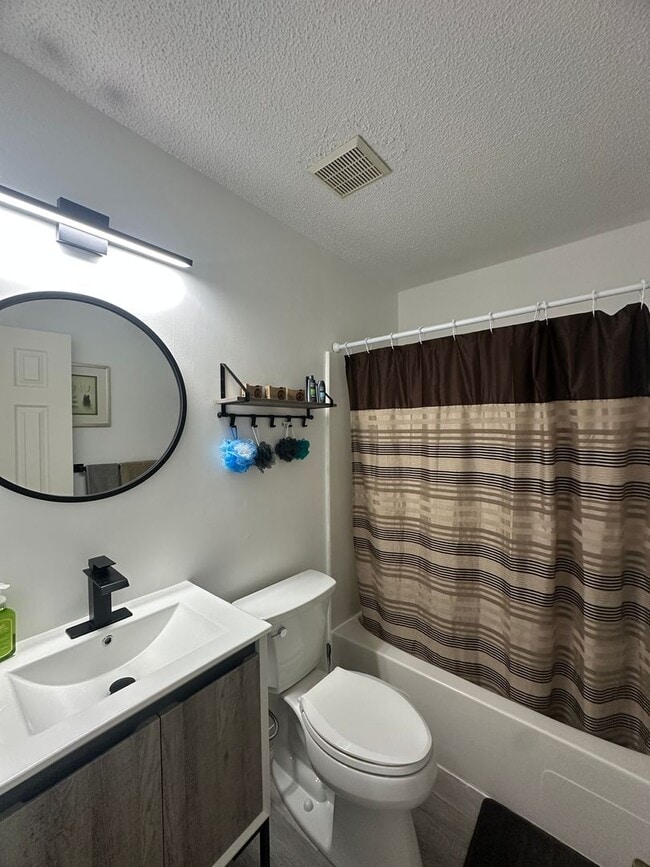 Building Photo - Foxhill Commons Subdivision!  Fully Furnis...