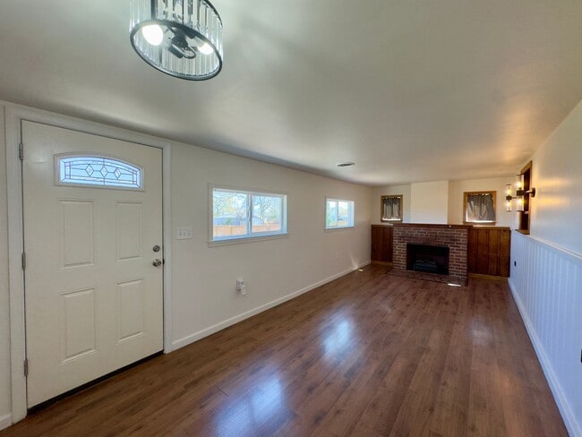 Building Photo - Charming 5 Bedroom/2 Bathroom Home with Large Backyard in Essex, MD!