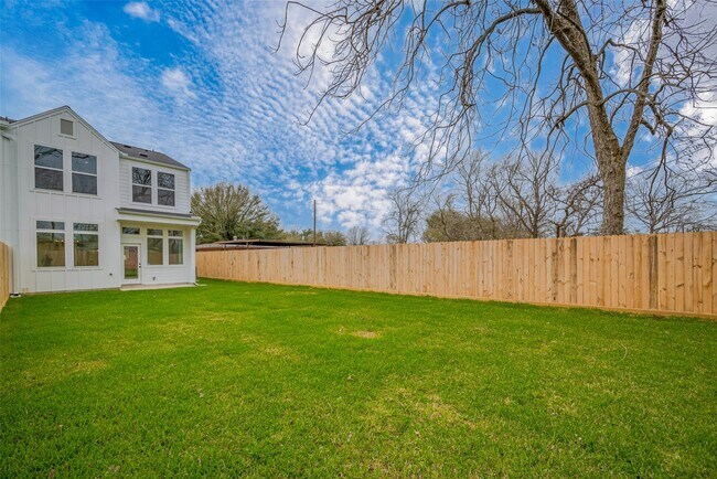 Building Photo - 918 St Clair St