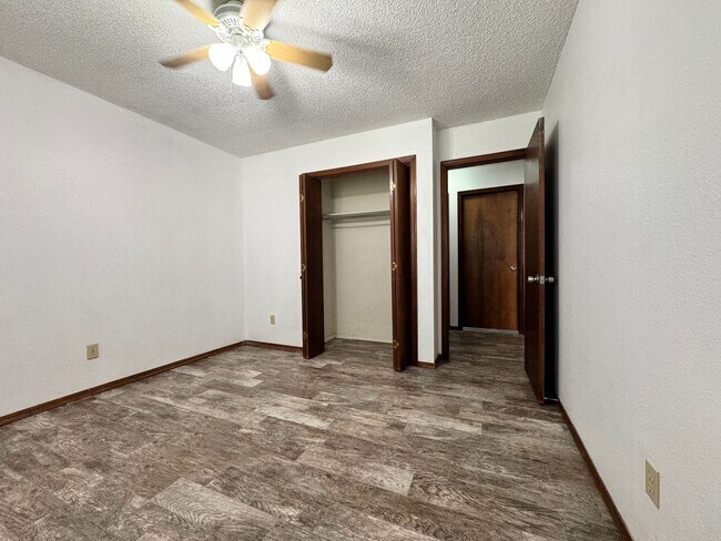 Building Photo - 3 Bedroom, 2 bath, 2 car garage home avail...