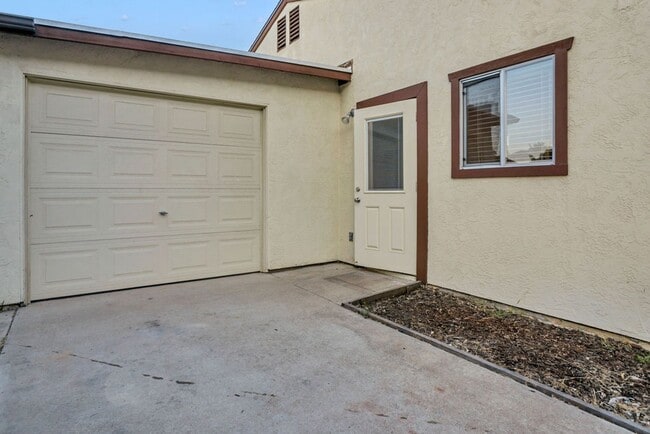Building Photo - Detached home centrally located in Linda V...