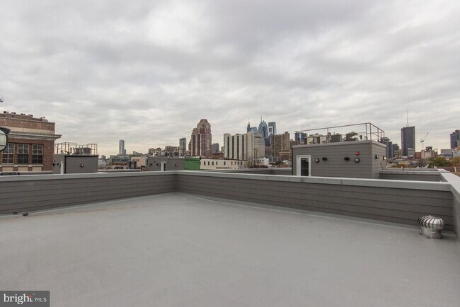 Building Photo - 716 S Sartain St