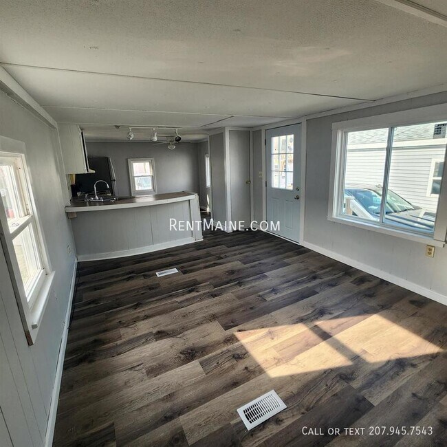 Building Photo - 681 Main Rd N