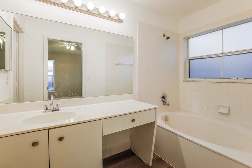 Building Photo - 16203 10th St