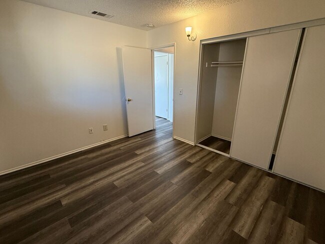 Building Photo - 3711