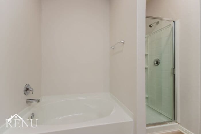 Building Photo - 10417 Sweetwater Creek Dr
